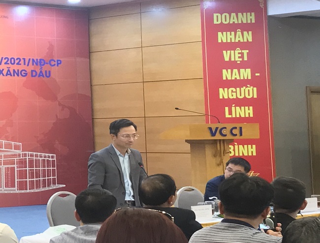 Ông Trần Duy Đông - Vụ trưởng Vụ Thị trường trong nước (Bộ Công thương) phát biểu tại hội thảo