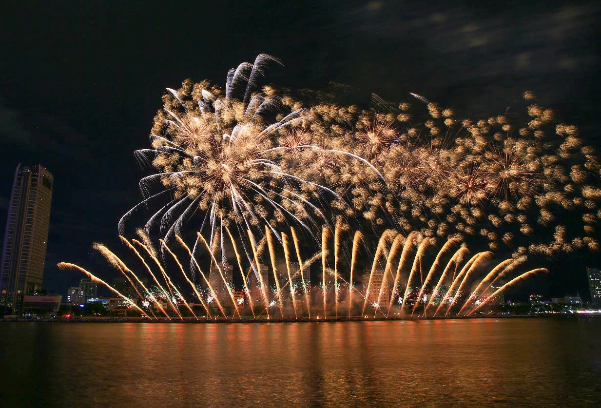 Màn trình diễn pháo hoa của đội Martarello Group S.R.L (Ý) mang tên “Hòa ca ánh sáng - Khai mở tương lai”