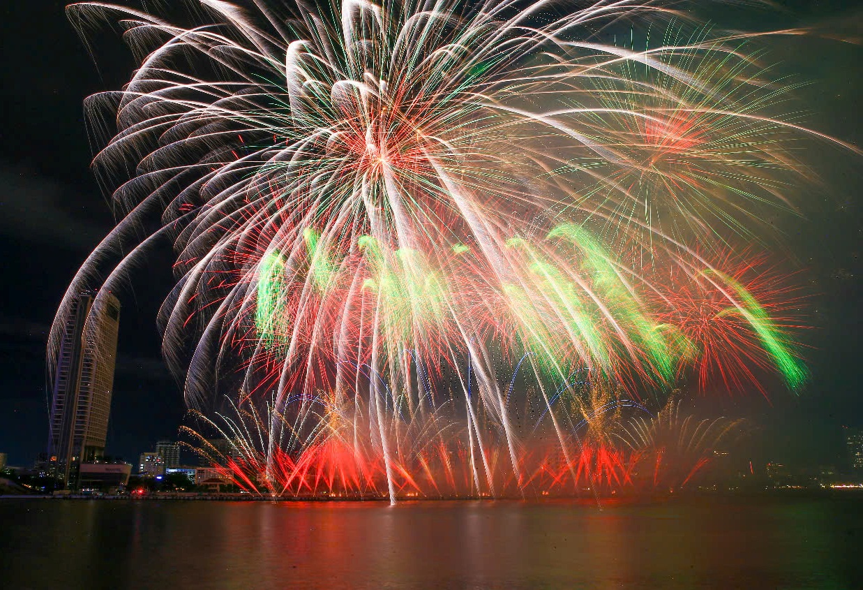 Khi giai điệu jazz vui tươi cất lên, màn trình diễn chuyển tông bất ngờ với những chùm pháo màu vút lên rồi rơi xuống như thác ánh sáng, khiến nhiều khán giả phải bật trong thích thú khi pháo “nhảy múa” cùng âm nhạc qua ca khúc Việt Nam như Chuyện cũ bỏ qua, Bống bống bang bang