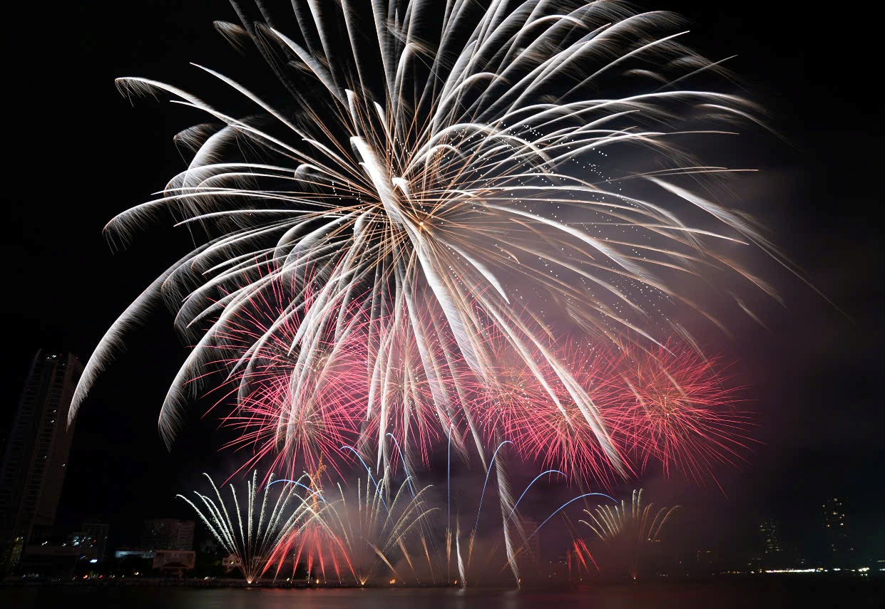 Hàng loạt hiệu ứng, từ pháo cánh quạt xoè rộng ôm lấy bầu trời, pháo nước phun tầng từ thấp lên cao…, cho đến hàng trăm tia pháo đồng loạt bung nở, tạo ra cơn “mưa ánh sáng”