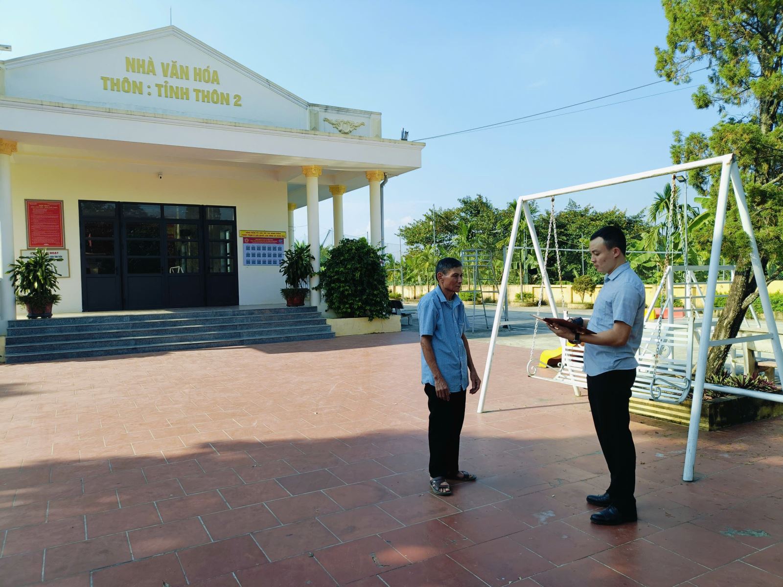 Ông Đỗ Hùng Sơn, người dân thôn Tỉnh Thôn 2, xã Xuân Hòa phấn khởi cho biết: Sau 13 năm triển khai xây dựng NTM, người dân cảm thấy đây là chương trình đúng đắn, rất thiết thực và ý nghĩa. Từ nhà văn hóa thôn rộng chừng 10m2 đến nay đã được xây mới, mở rộng, cùng với sân chơi thể thao tạo không gian thoáng đãng để người dân sinh hoạt mỗi tối. Đường, làng, ngõ xóm được thảm bê tông, trồng hoa cây cảnh đồng bộ, môi trường sống ngày càng được nâng cao.