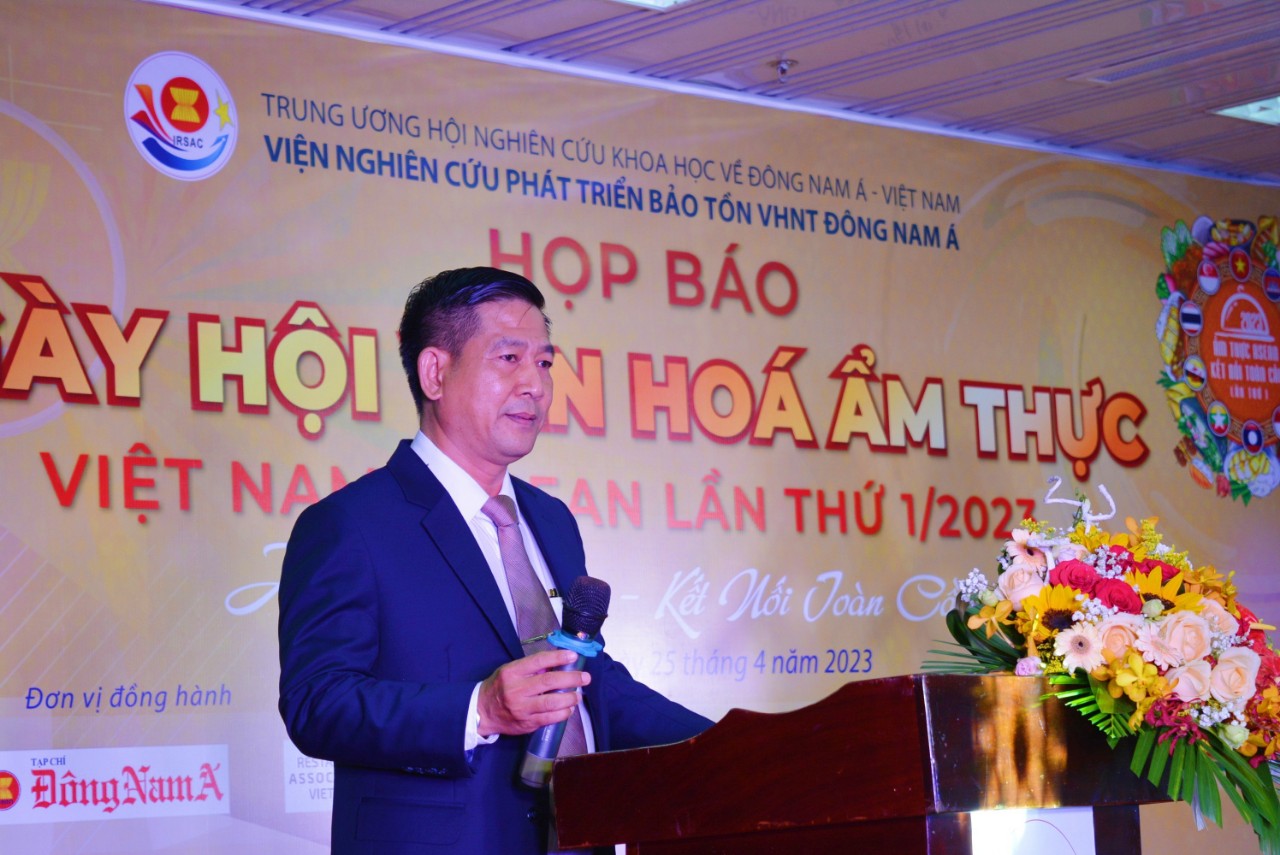 Ông Lê Văn Tiếp - Viện trưởng Viện Nghiên cứu phát triển bảo tồn văn hóa nghệ thuật Đông Nam Á- 