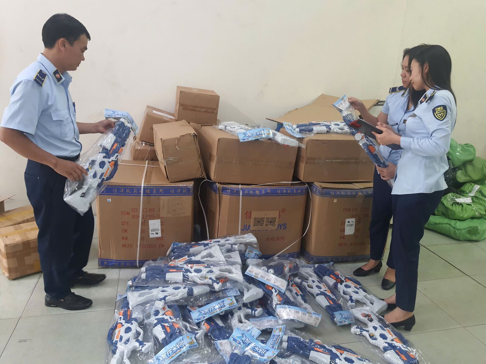 Lực lượng Quản lý thị trường Hà Nội vừa liên tiếp xử lý hai cơ sở kinh doanh đồ chơi trẻ em có dấu hiệu nhập lậu, không đảm bảo an toàn và vi phạm quy định thương mại điện tử