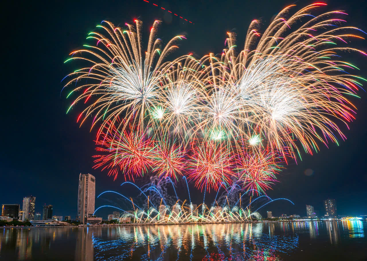 Đội pháo hoa chủ nhà Z121 Vina Pyrotech với 7000 quả pháo, cùng những ca khúc được đặc biệt lựa chọn để thể hiện khát vọng vươn lên trong hòa bình và ổn định của dân tộc Việt Nam