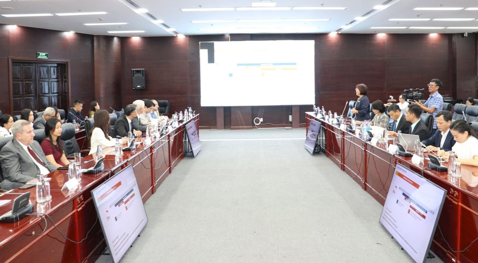 Quang cảnh buổi làm việc 