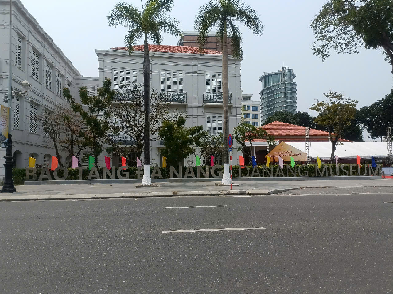 Bảo tàng Đà Nẵng được đặt tại số 42 - 44 đường Bạch Đằng