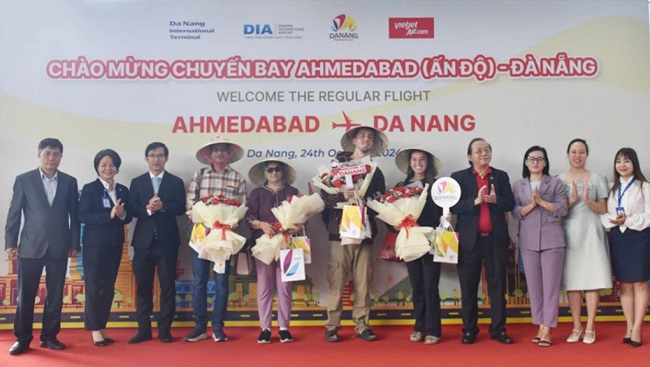 Lãnh đạo ngành du lịch Đà Nẵng cùng các đơn vị liên quan tặng quà chúc mừng những vị khách đầu tiên trên chuyến bay từ Ahmedabad (Ấn Độ) đến Đà Nẵng
