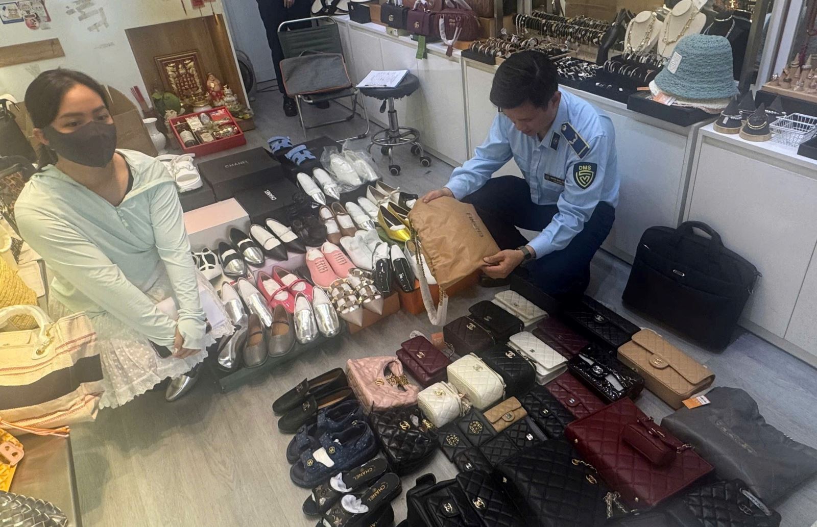 Đội Quản lý thị trường số 2 thuộc Chi cục Quản lý thị trường Đà Nẵng đã tiến hành kiểm tra các tổ chức, cá nhân kinh doanh hàng hóa giả mạo nhãn hiệu trên địa bàn quận Hải Châu, TP. Đà Nẵng (ảnh QLTT Đà Nẵng)