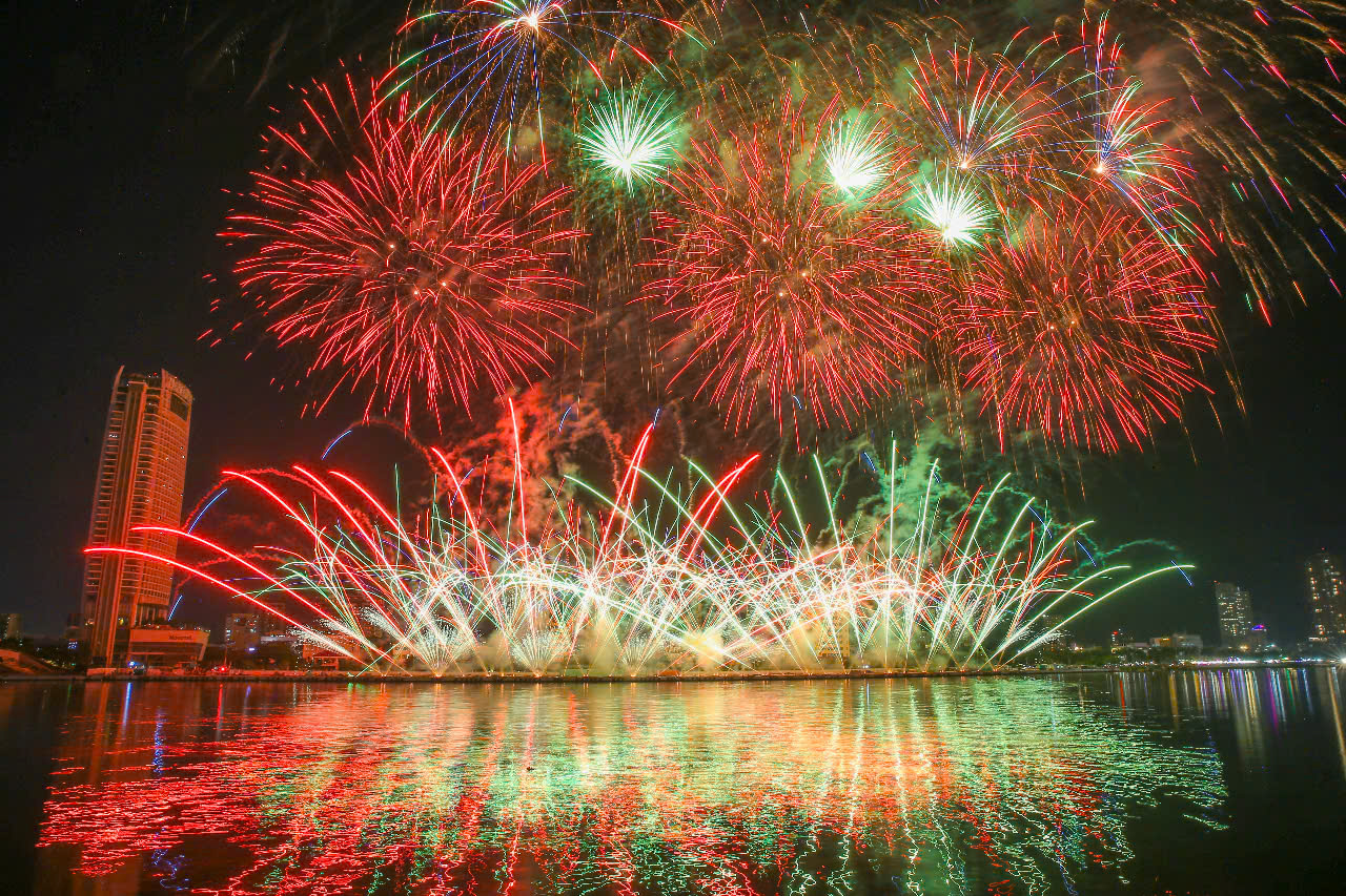 Hiệu ứng nở hoa trên không và bùng nổ trên mặt nước của Đội pháo hoa chủ nhà Z121 Vina Pyrotech khiến sông Hàn như nghẹn lại trong ánh sáng và cảm xúc 