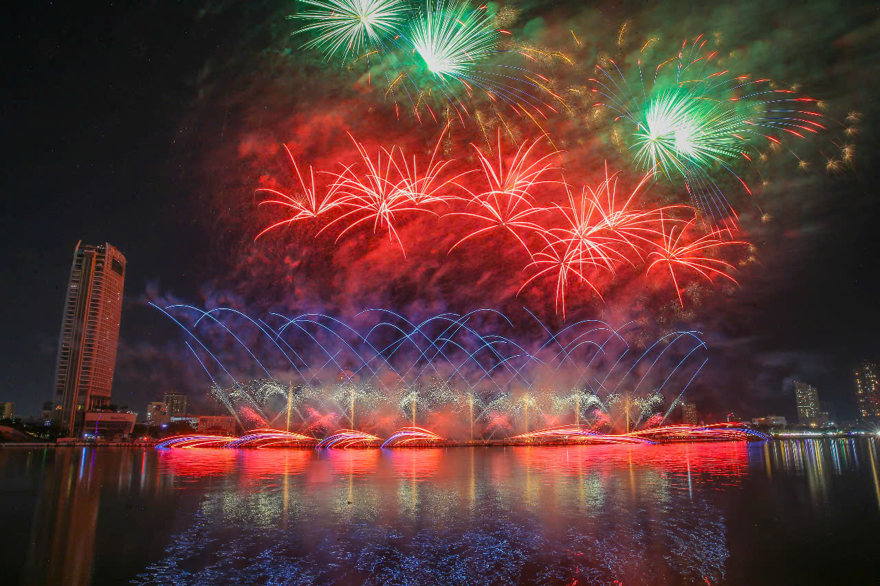 Z121 Vina Pyrotech đã không chỉ mang đến màn trình diễn kỹ thuật đỉnh cao, mà còn là lời tuyên ngôn đầy tự hào về một Việt Nam yêu chuộng hòa bình, khát khao phát triển