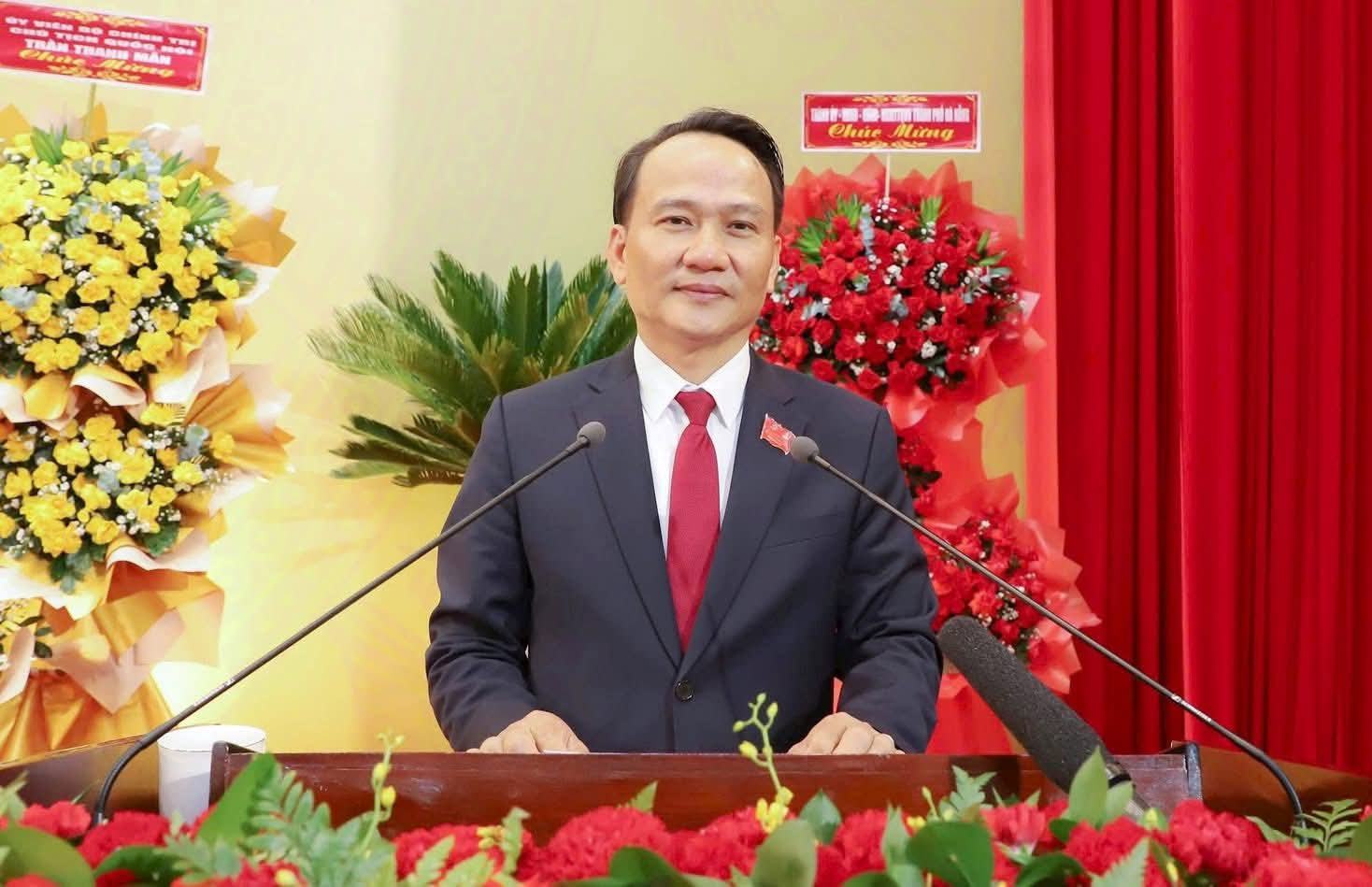 Phó Bí thư Thường trực Thành ủy Đà Nẵng Nguyễn Đình Vĩnh báo cáo chính trị của Ban Chấp hành Đảng bộ thành phố nhiệm kỳ 2020-2025 trình Đại hội