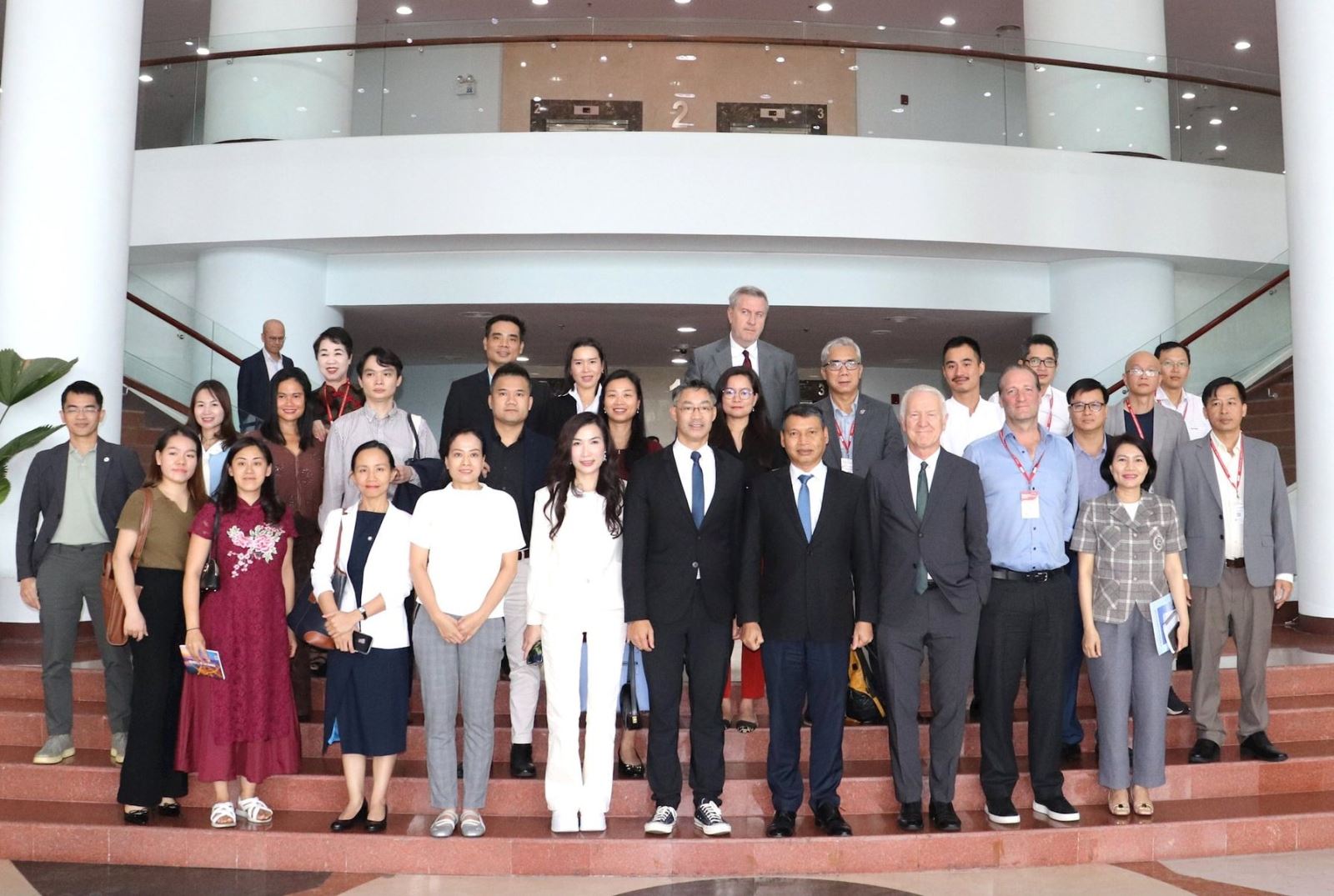 Các đại biểu chụp ảnh lưu niệm 