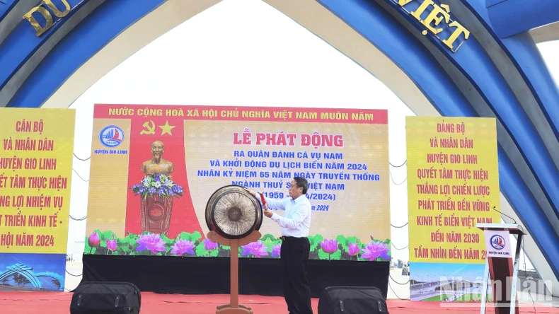 Phó Chủ tịch Thường trực Ủy ban nhân dân tỉnh Quảng Trị Hà Sỹ Đồng đánh trống phát lệnh.