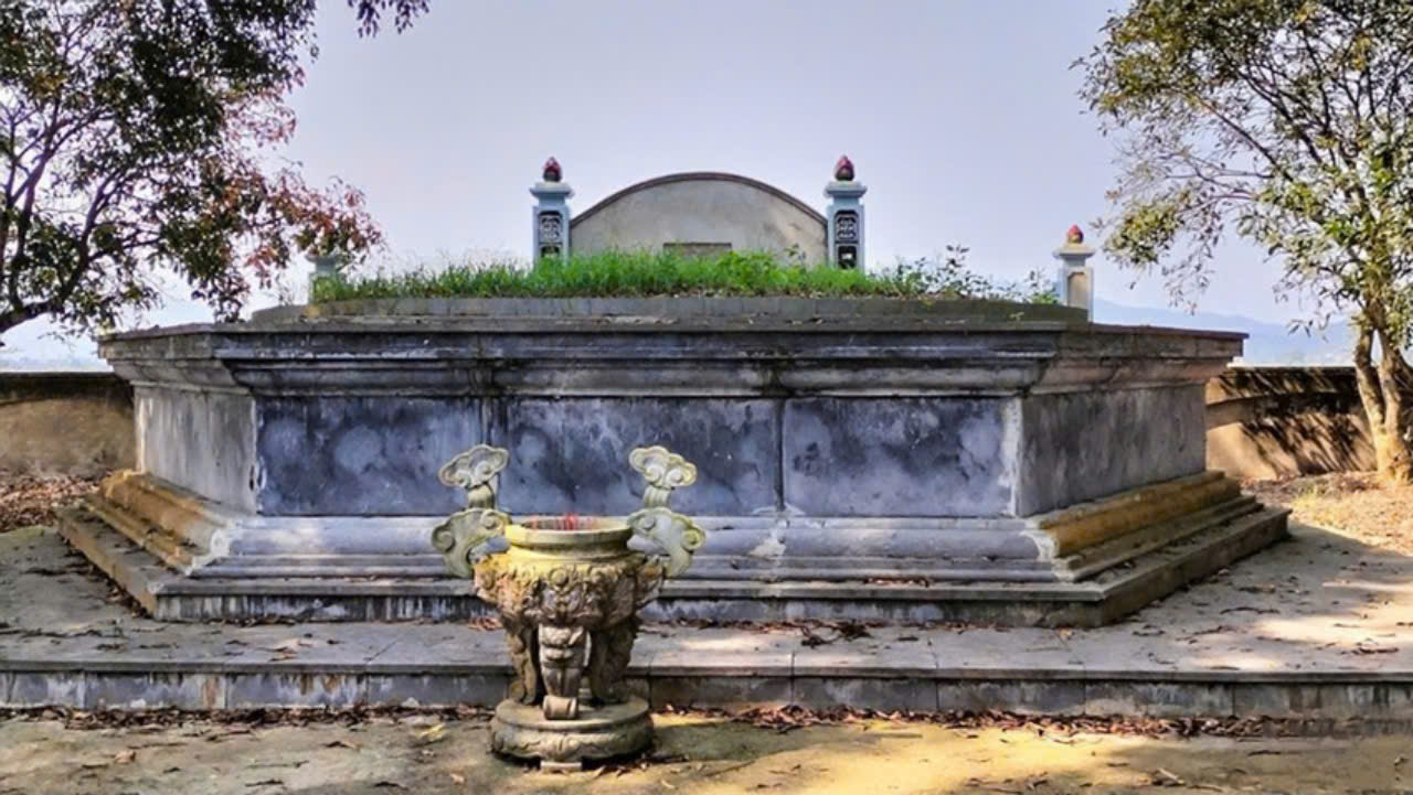 lăng mộ Hà Công Trình ở xã Tùng Lộc (Can Lộc).