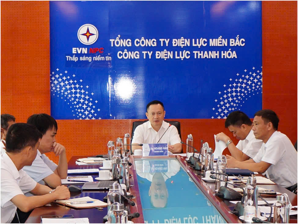 Giám đốc Công ty Điện lực Thanh Hóa Hoàng Hải (người ngồi giữa ảnh) chủ trì và giao nhiệm vụ cho cácphòng/ban Công ty, đơn vị trực thuộc tại cuộc họp bàn kế hoạch, đề ra phương án xử lý các sự cố trên đường dây trung áp.