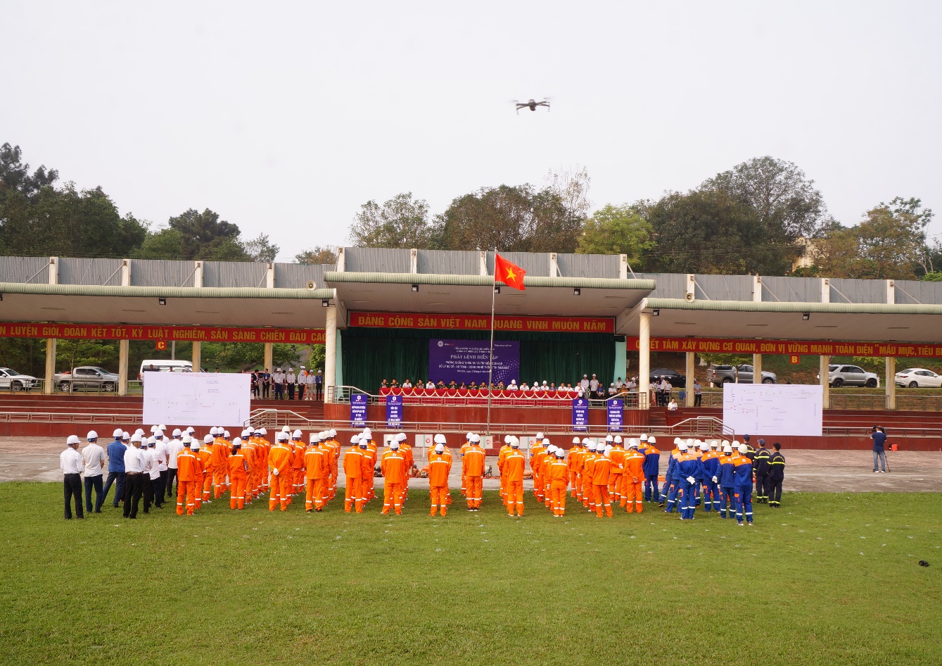 Toàn cảnh buổi phát lệnh diễn tập “Phòng chống thiên tai và tìm kiếm cứu nạn, xử lý sự cố, an toàn, công nghệ thông tin năm 2024”.