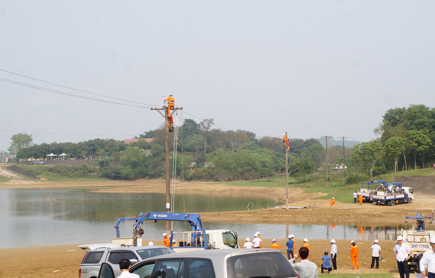 Các Điện lực Khu vực thị xã Bỉm Sơn - Hà Trung, Nga Sơn, Hoằng Hóa, Thạch Thành, Hậu Lộc thực hiện thi công lắp đôn cột, thay xà, sứ, nối dây dẫn tại cột số 05, cột số 06 nhánh rẽ Lữ Đoàn 299 thuộc lộ 475E9.23.
