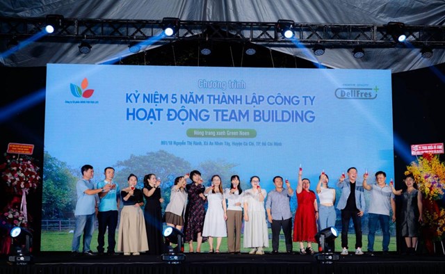 Nâng ly khai tiệc mừng kỷ niệm 5 năm thành lập