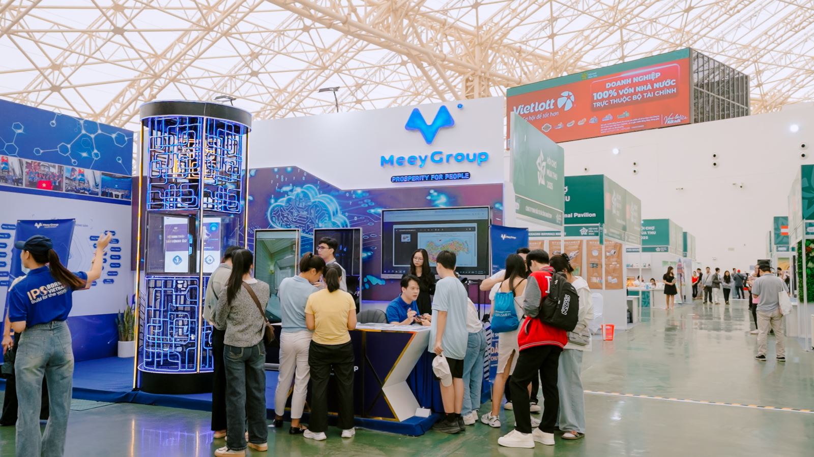 Ảnh 1: Gian trưng bày của Meey Group tại hội chợ thu hút đông đảo khách tham quan, trải nghiệm