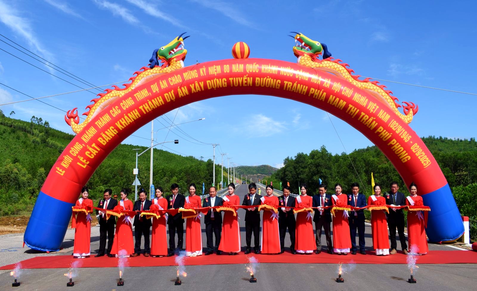 Các đại biểu cắt băng khánh thành dự án xây dựng tuyến đường tránh phía Nam thị trấn Phú Phong. 