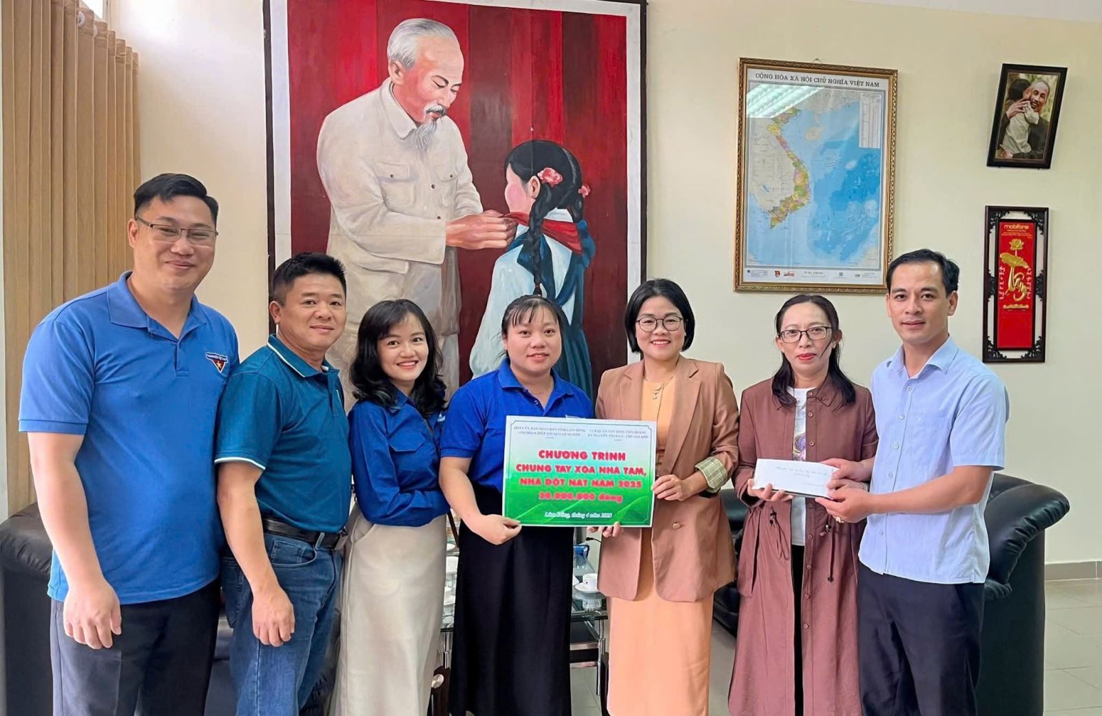 Chị Lê Thị Mỹ Hằng – Bí thư Chi đoàn Hiệp hội Doanh nghiệp Lâm Đồng, trao hỗ trợ chương trình chung tay xoá nhà tạm, nhà dột nát trên địa bàn tỉnh.