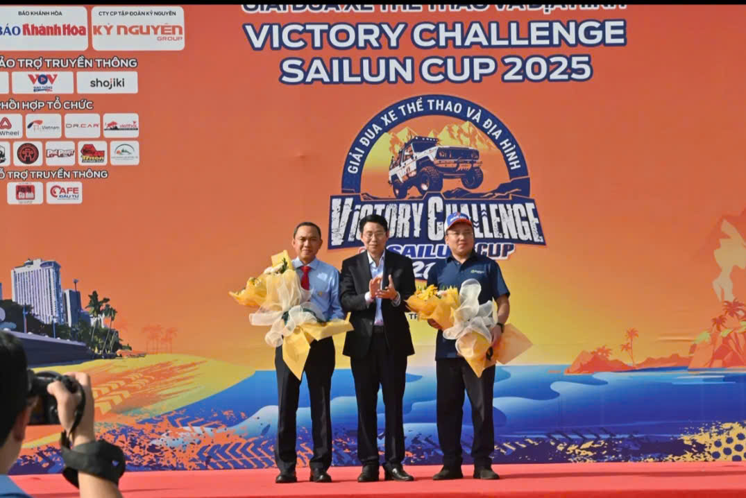 Ông Đinh Văn Thiệu - Phó Chủ tịch UBND tỉnh Khánh Hòa tặng hoa cho các nhà tài trợ.