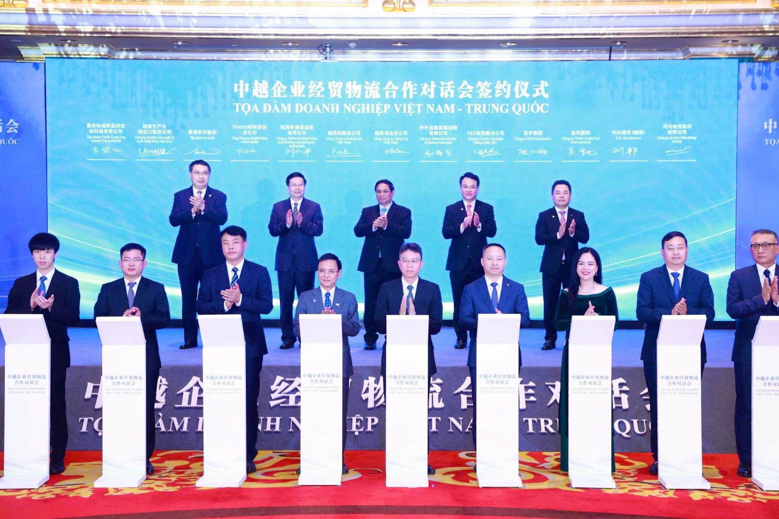 Bà Nguyễn Thị Thanh Bình, Phó Tổng Giám đốc Tập đoàn T&T Group, Chủ tịch HĐQT T&T Energy (thứ ba từ phải sang) - đại diện ký kết biên bản ghi nhớ hợp tác với Cospowers (thứ hai từ phải sang) và Goldwind (ngoài cùng bên phải). Ảnh: Dương Giang/TTXVN