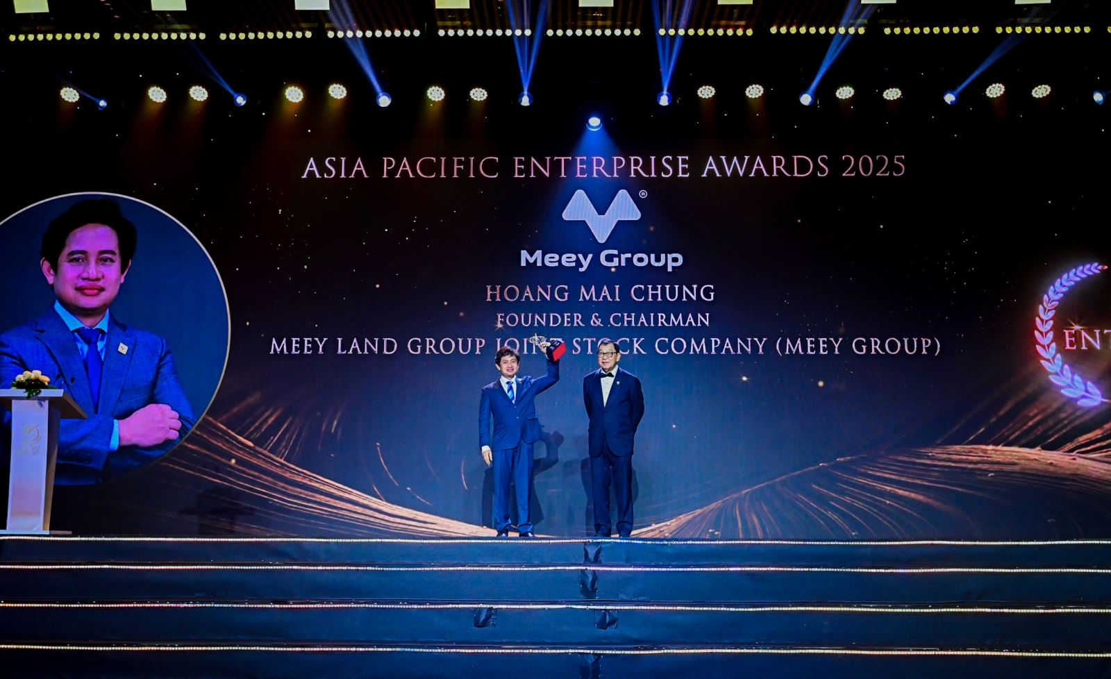 Ông Hoàng Mai Chung nhận giải thưởng Doanh nhân xuất sắc tại APEA 2025. Ảnh: Meey Group