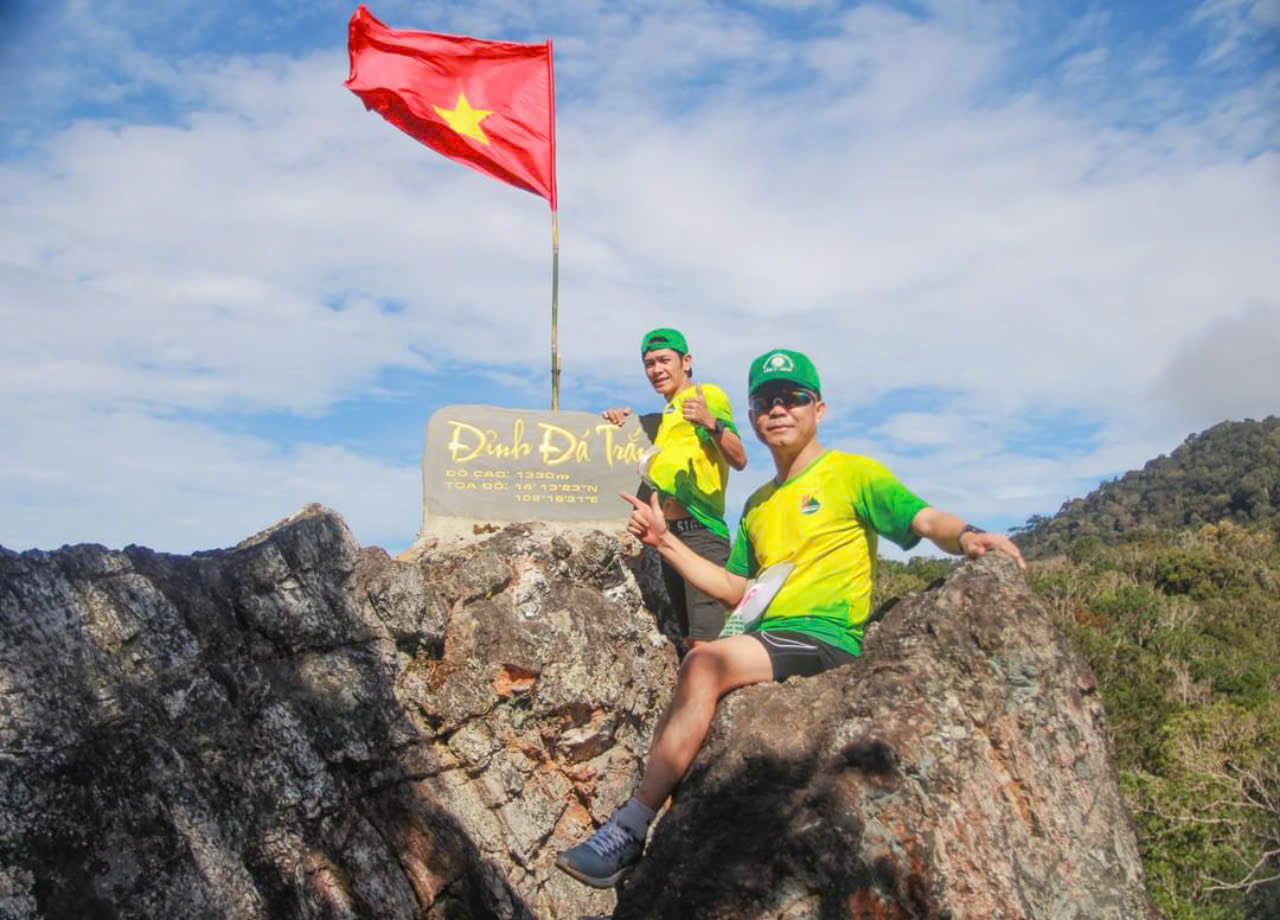 Du khách chinh phục đỉnh Đá Trắng trong Vườn quốc gia Kon Ka Kinh.