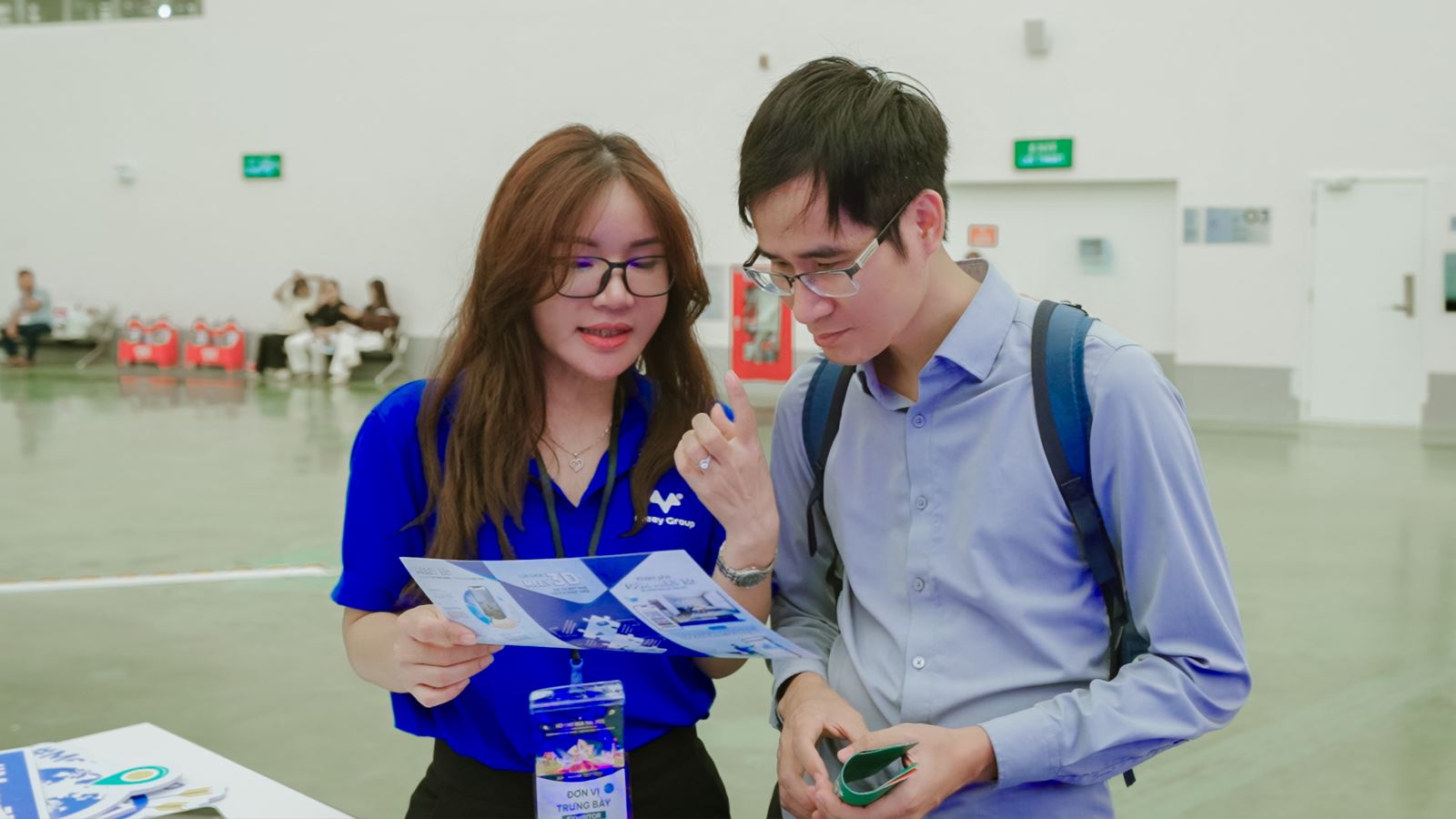 Nhân viên của Meey Group tư vấn cho khách tham quan về công nghệ Meey 3D