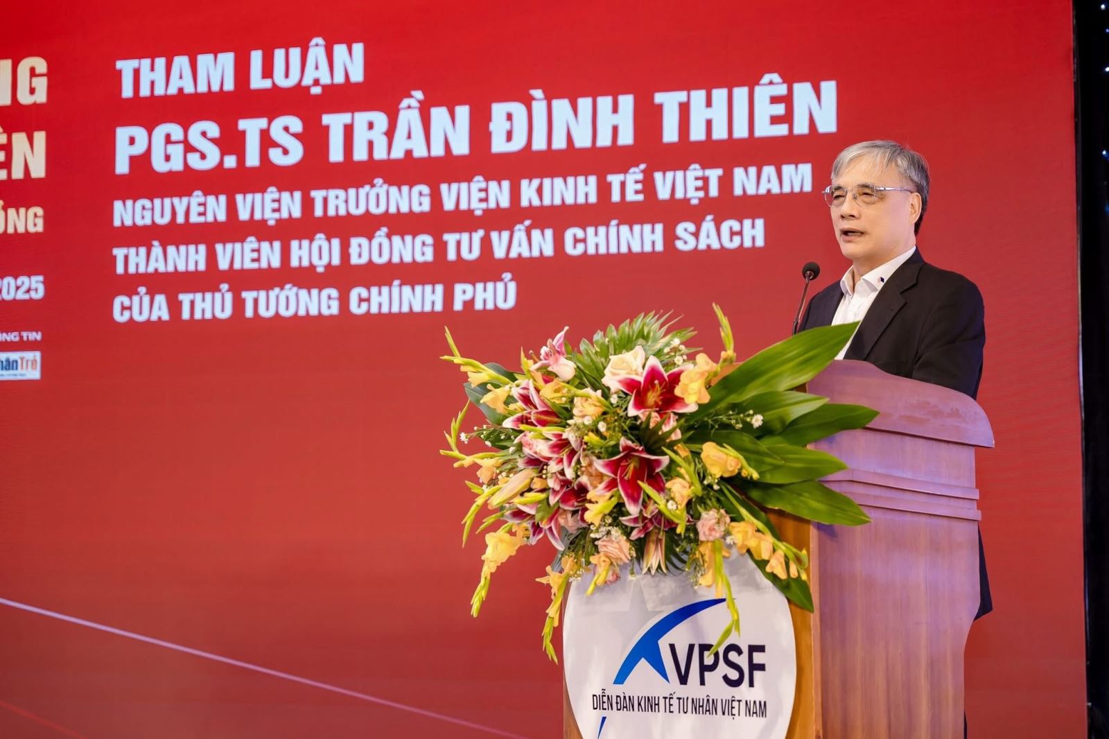 PGS.TS Trần Đình Thiên – nguyên Viện trưởng Viện Kinh tế Việt Nam, trình bày tham luận.