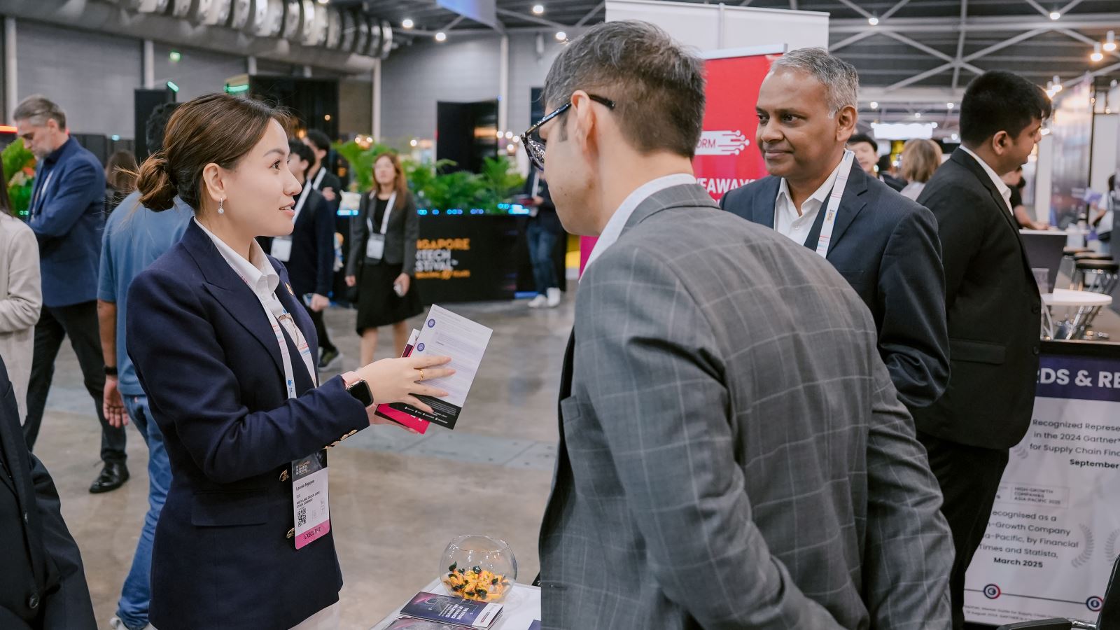 Bà Nguyễn Lý Kiều Anh giao lưu, trao đổi thông tin với các doanh nghiệp FinTech quốc tế tại triển lãm