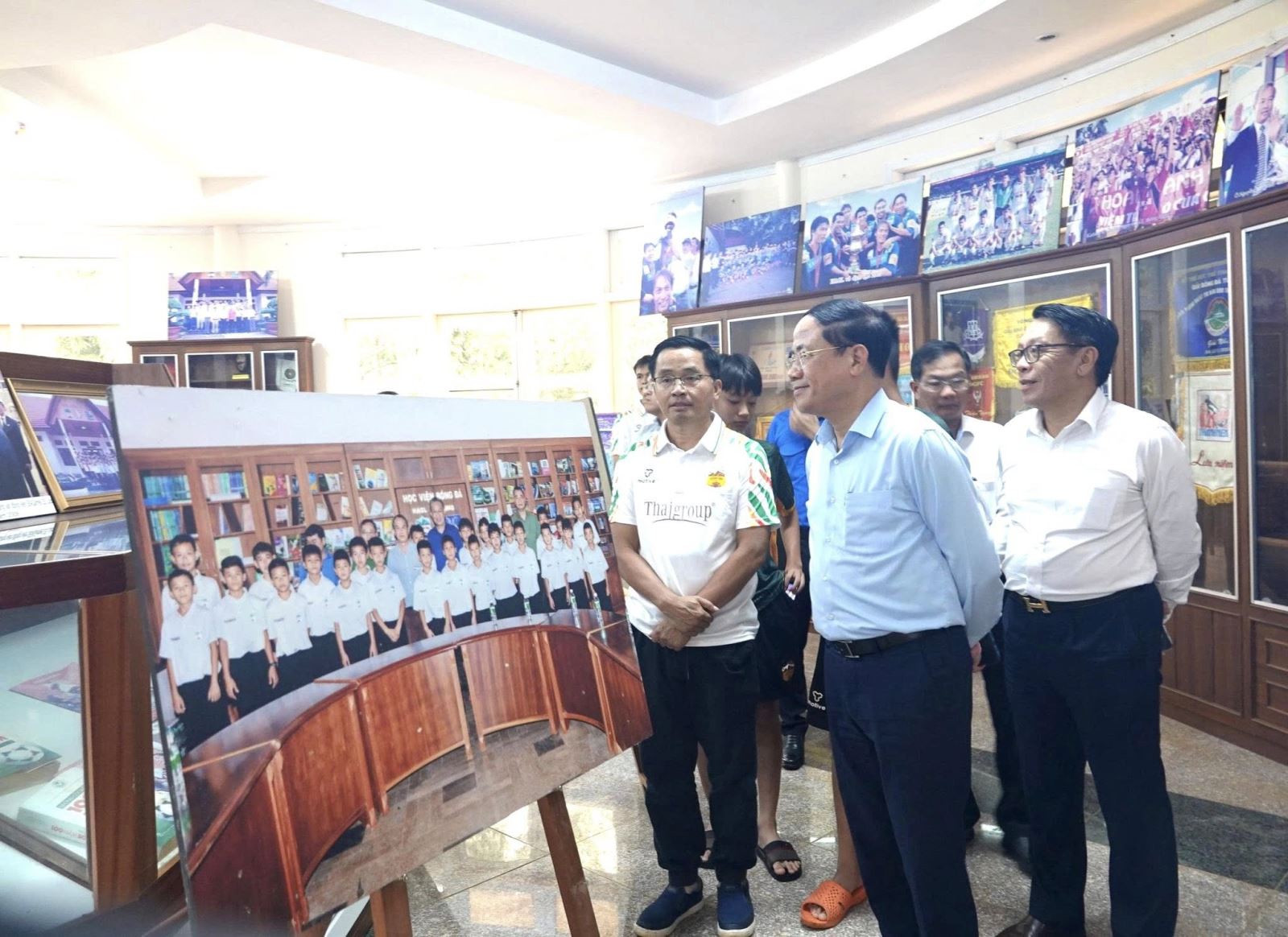 Ông Phạm Anh Tuấn thăm Học viện Bóng đá Hoàng Anh Gia Lai.