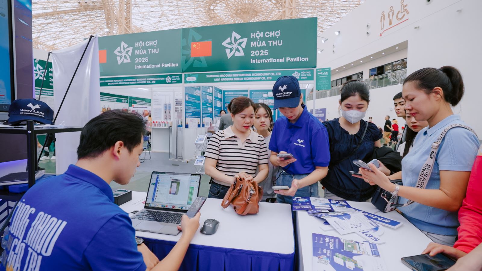 Khách tham quan hào hứng trải nghiệm các ứng dụng công nghệ bất động sản của Meey Group