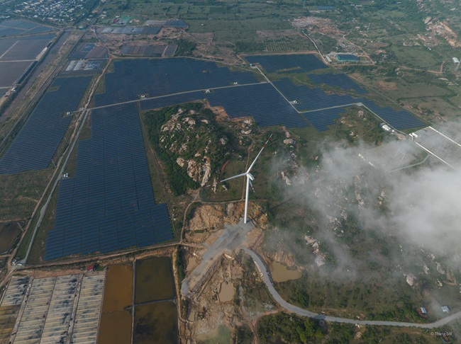 Tổ hợp năng lượng tái tạo điện mặt trời, điện gió - kết hợp sản xuất muối sạch của BIM Group tại Khánh Hòa 