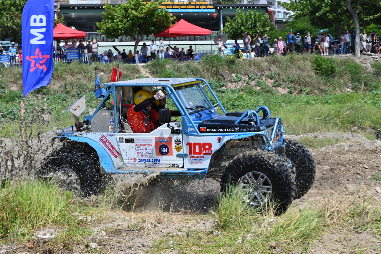 Các đội đua biểu diễn tại khu vực Hòn Đỏ