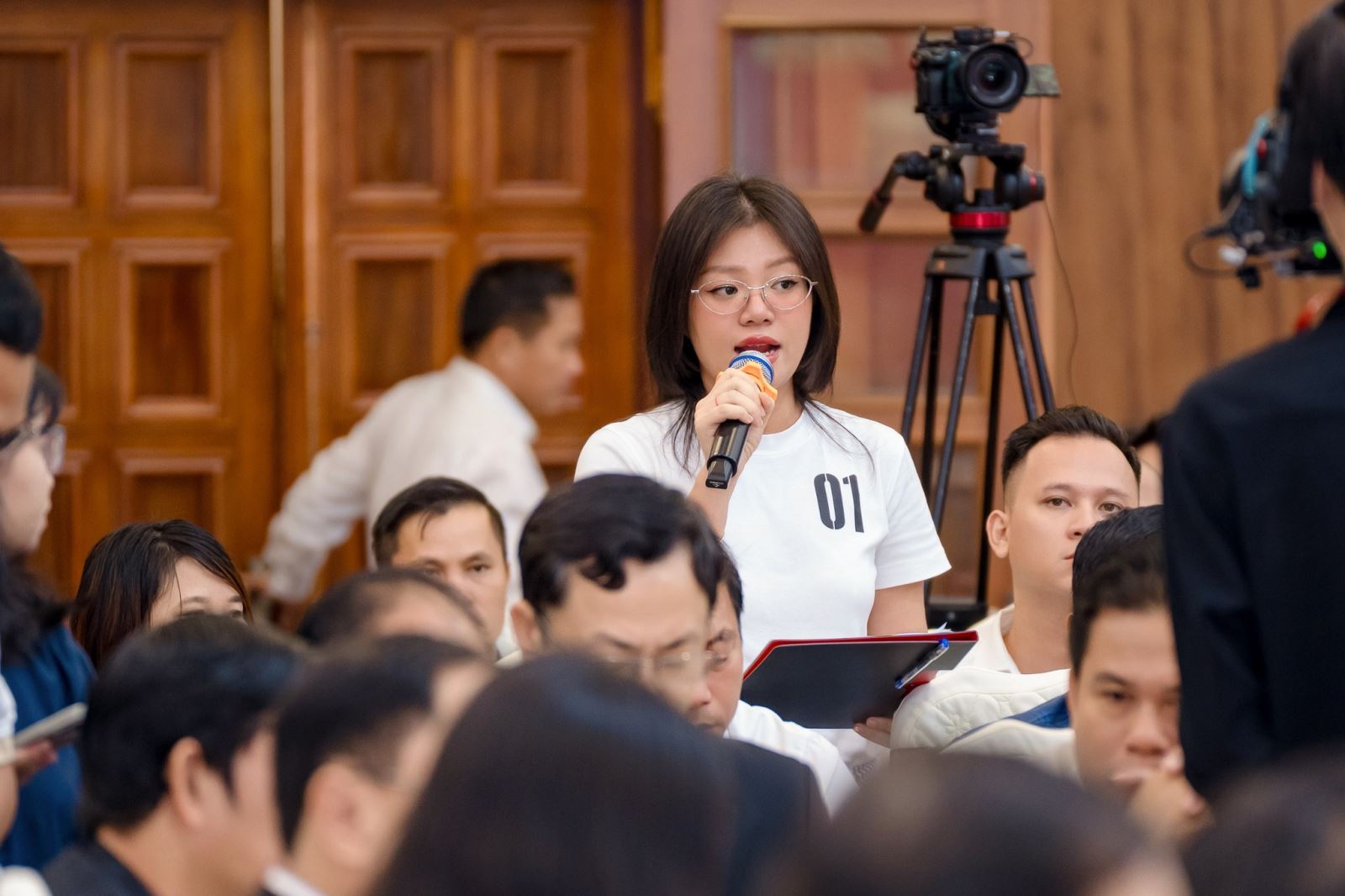 Bà Ngô Thảo Vương – đồng sáng lập kiêm giám đốc thương hiệu NEP Since 1995, phát biểu ý kiến tại diễn đàn.