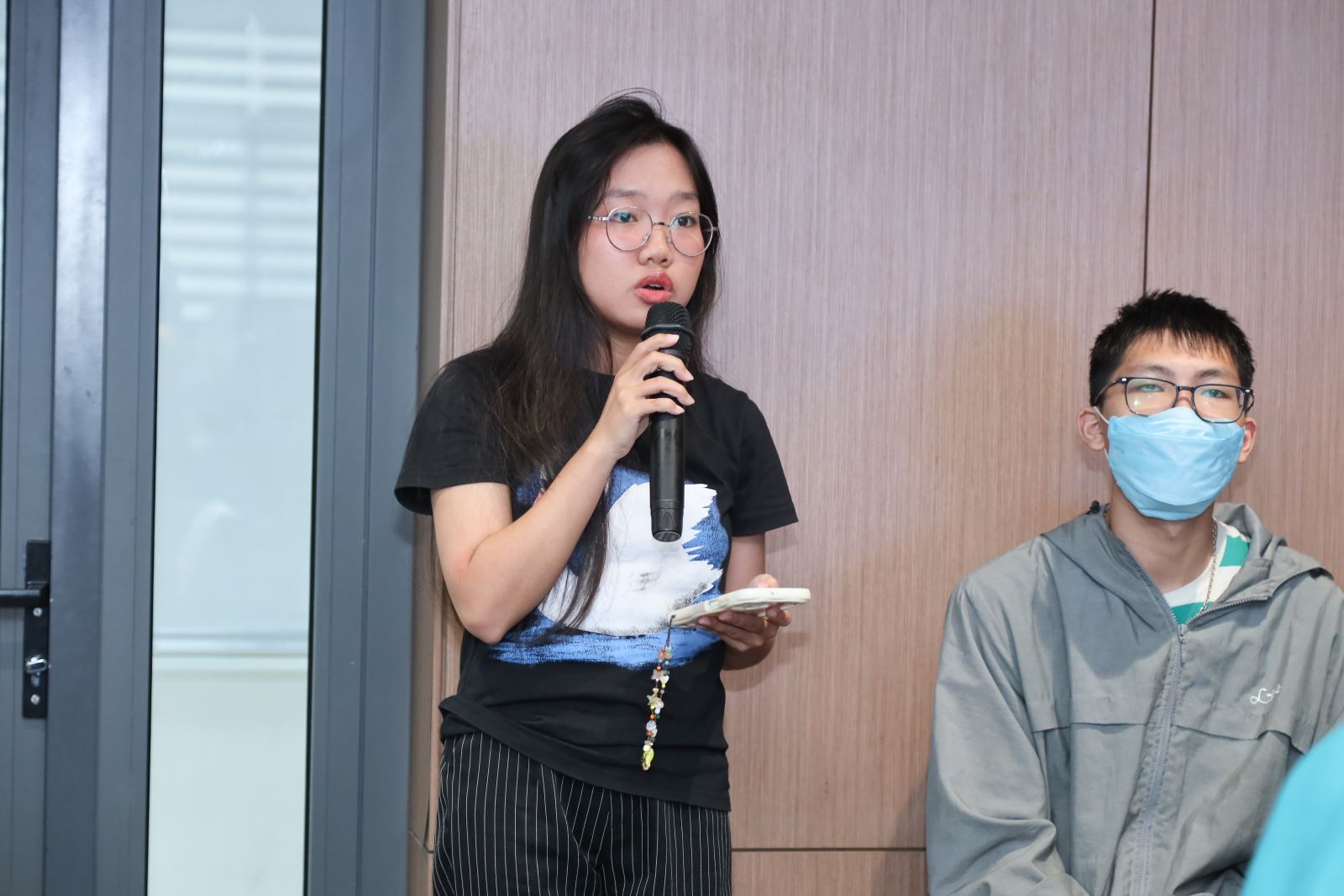 Các bạn sinh viên tham gia thảo luận cùng diễn giả.