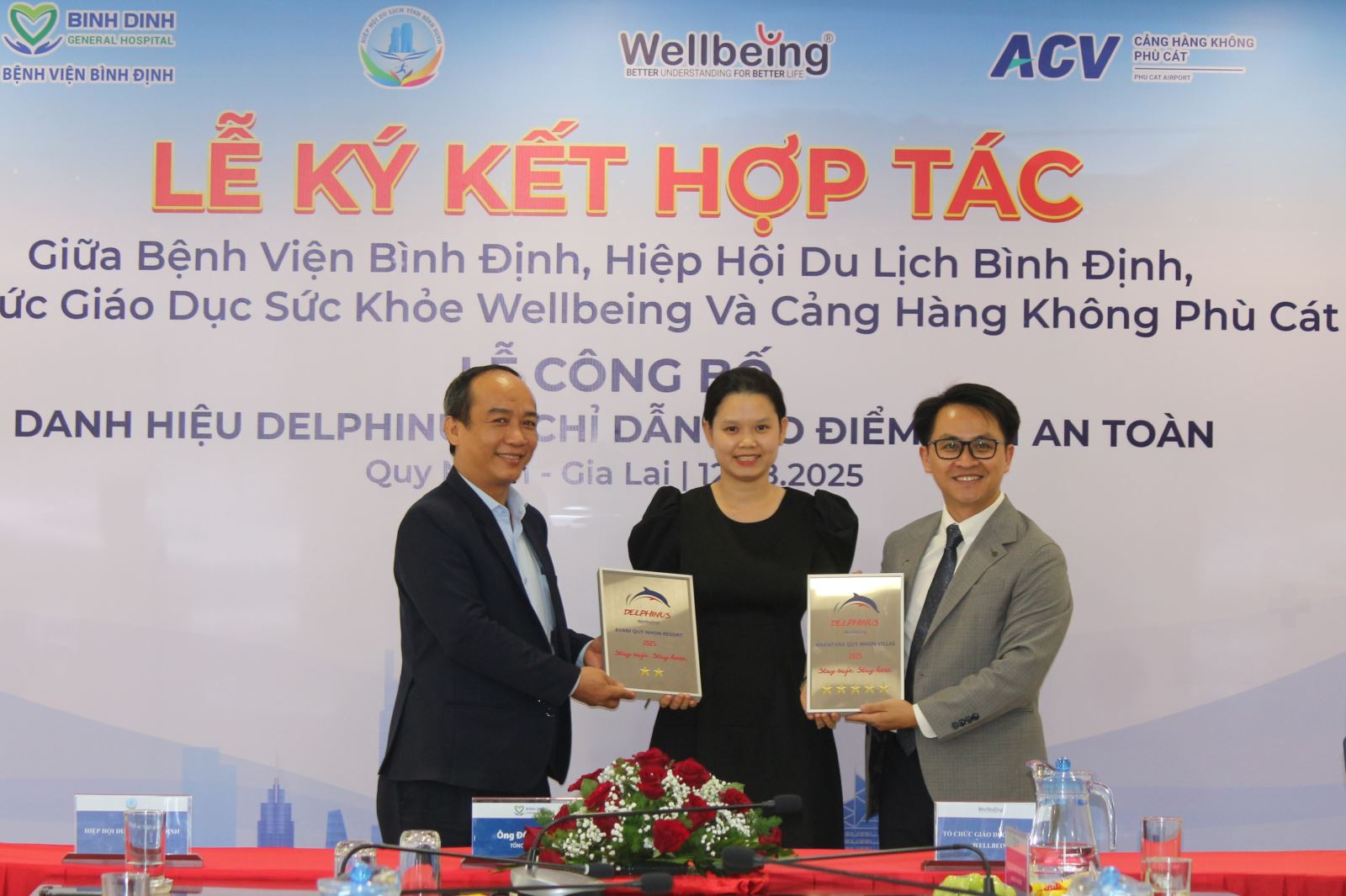  Lãnh đạo Wellbeing và Hiệp hội Du lịch Bình Định trao chứng nhận Delphinus cho bà Nguyễn Thị Kiều Trang - Phó phòng nhân sự của 2 thương hiệu Anantara Quy Nhơn Villas và Avani Quy Nhơn Resort.