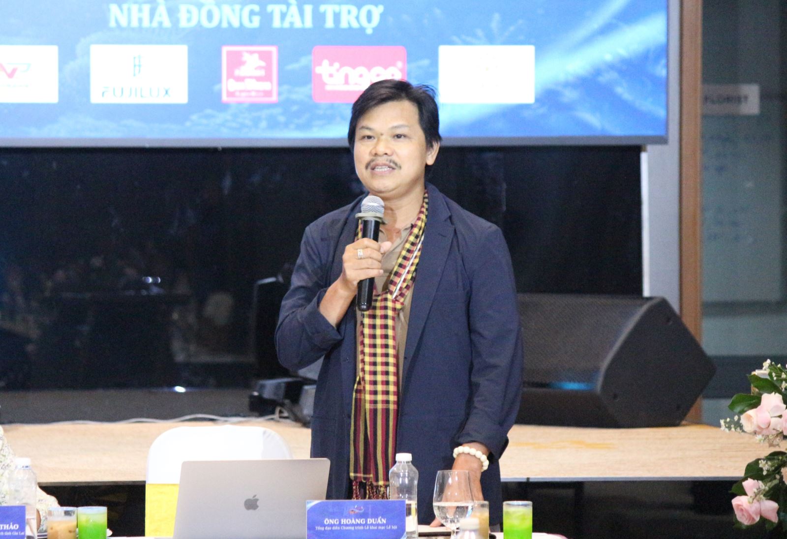 Tổng đạo diễn Hoàng Duẩn chia sẻ thông tin về lễ hội với phóng viên. 