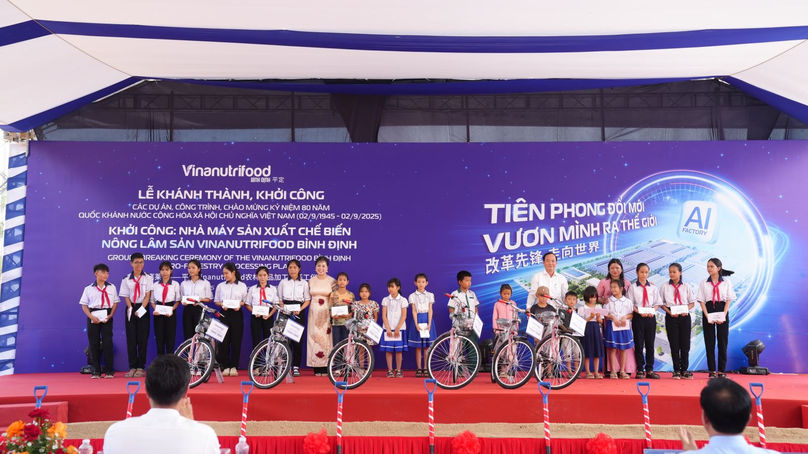 Trong ngày vui khởi công, doanh nghiệp không quên thực hiện trách nhiệm với xã hội, cộng đồng.