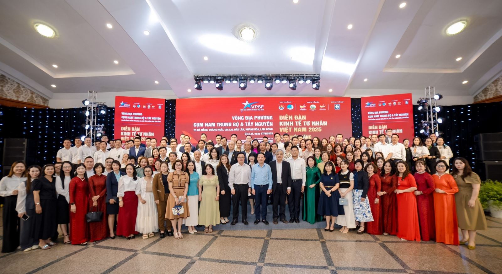 Các đại biểu chụp ảnh lưu niệm cùng các doanh nhân tham dự diễn đàn.