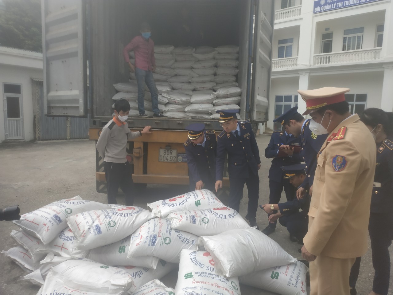 Đội QLTT số 9 phối hợp cùng Phòng CSGT Công an Tỉnh Thanh Hóa kiểm tra phương tiện