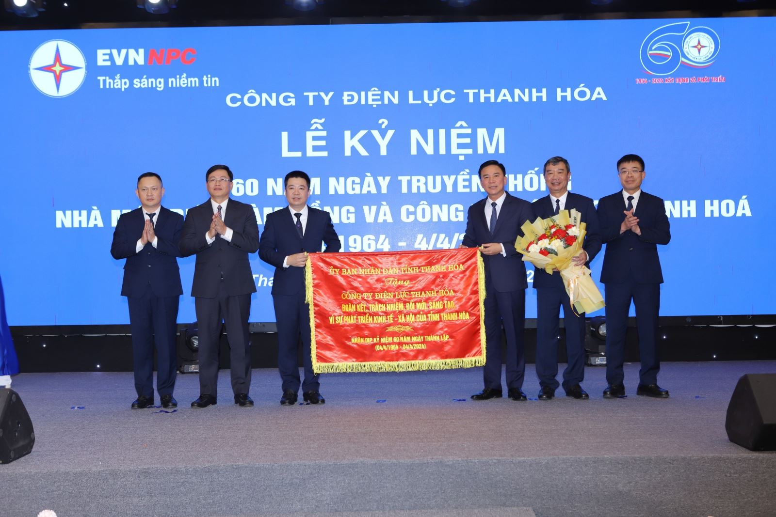 Bí thư Tỉnh ủy Đỗ Trọng Hưng và đồng chí Phó Chủ tịch UBND tỉnh Mai Xuân Liêm tặng Công ty Điện lực Thanh Hóa bức trướng của UBND tỉnh mang dòng chữ: “Đoàn kết, trách nhiệm, đổi mới, sáng tạo vì sự phát triển kinh tế - xã hội của tỉnh Thanh Hóa”.