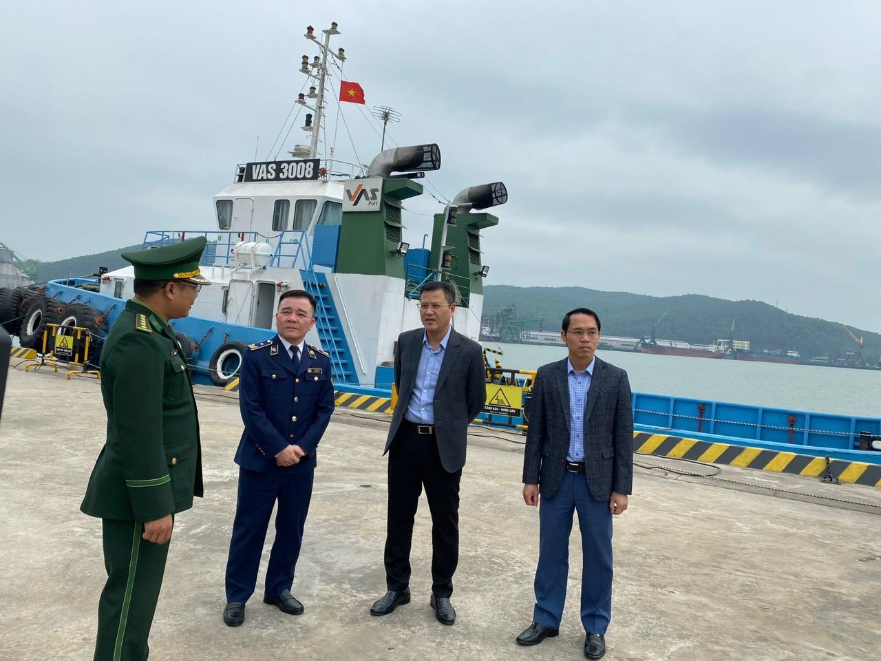 Ông Lê Thế Anh, Phó Cục trưởng Cục QLTT tỉnh Thanh Hóa làm việc tại Cảng quốc tế Nghi Sơn