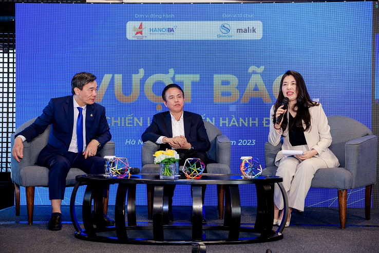 Các khách mời bàn luận tại hội thảo 