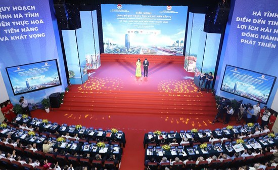 Toàn cảnh hội nghị công bố Quy hoạch tỉnh thời kỳ 2021 - 2030 Tầm nhìn 2050.