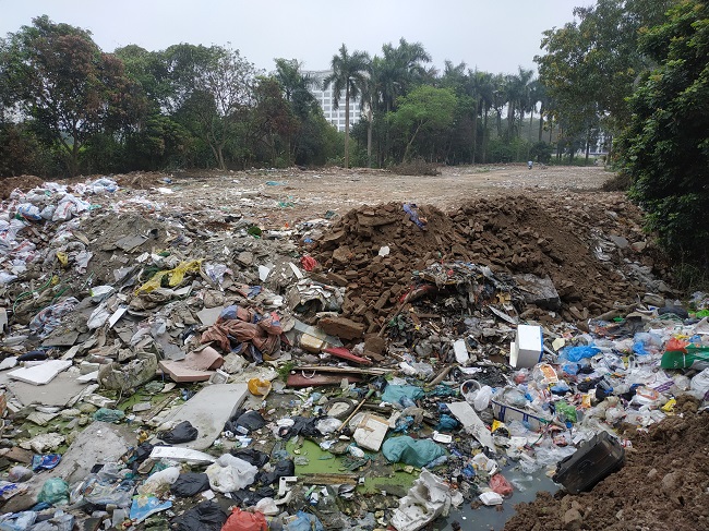 Ước tính hàng trăm nghìn mét khối đất, phế thải đã đổ xuống hồ tạo nên một mặt bằng rộng hàng nghìn m2, nếu không trả lại hiện trạng ban đầu, rất có thể kho bãi, nhà xưởng, sân bóng đá sẽ được mọc lên tại khu đất này.