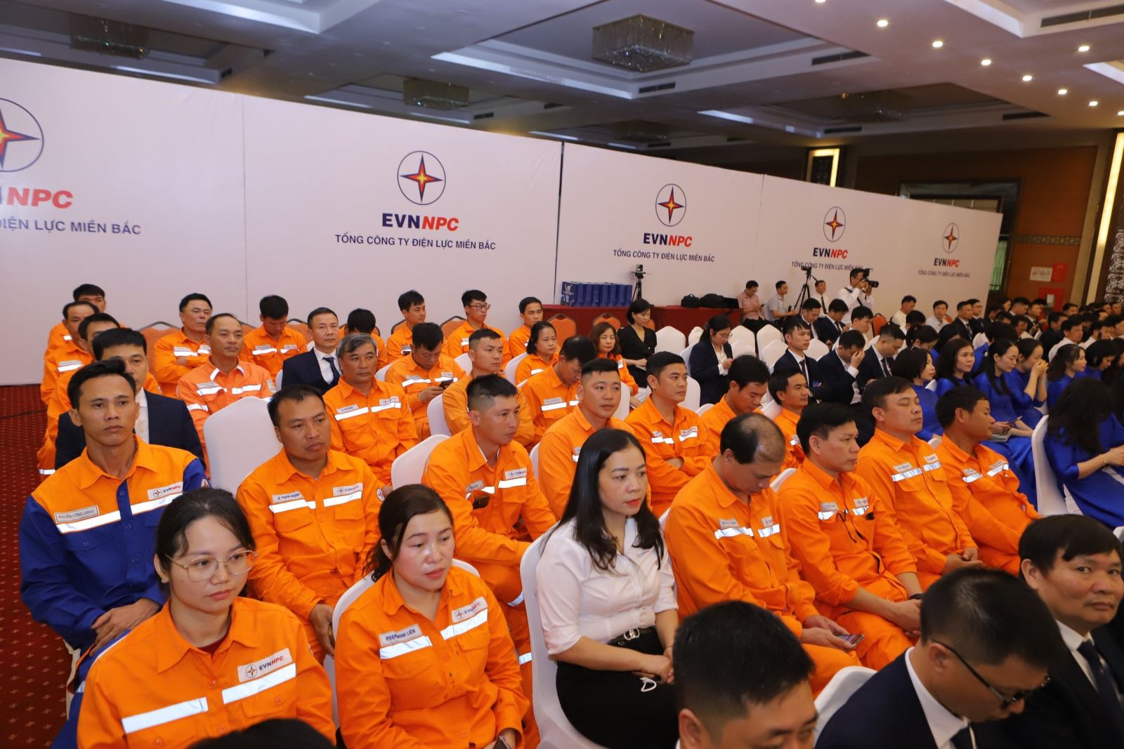 Công ty Điện lực Thanh Hóa đã có tổng số cán bộ, công nhân viên và người lao động trên 1.500 người