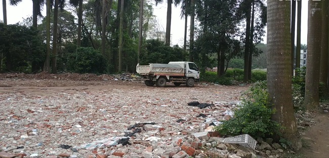 Ghi nhận tại hiện trường những ngày gần đây, ô tô vẫn vào đổ phế thải xuống hồ mà không gặp bất cứ trở ngại nào